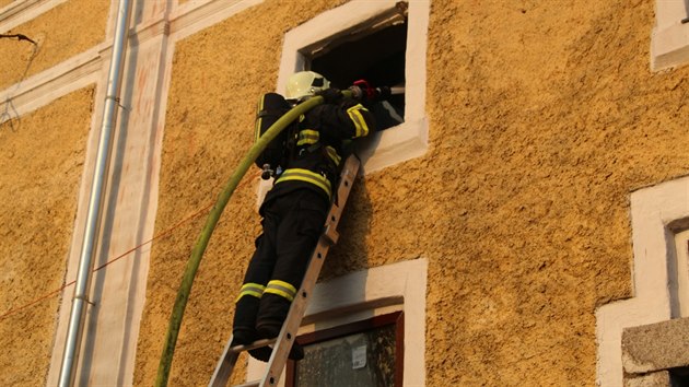 V dob pjezdu hasi hoel tm cel skladovac prostor o rozmrech zhruba 50 na 30 metr a plameny lehaly stechou ven.