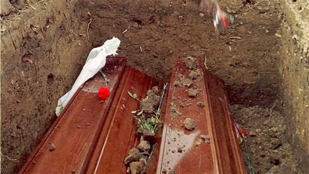 "Romeo a Julie ze Sarajeva" byli pohbeni na srbskm pedmst Sarajeva. (10. dubna 1996)