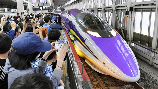 Na posledn jzdu rychlovlaku 500 Eva Shinkansen japonsk spolenosti West Japan Railway Co. se pily podvat stovky lid. (13. kvtna 2018)