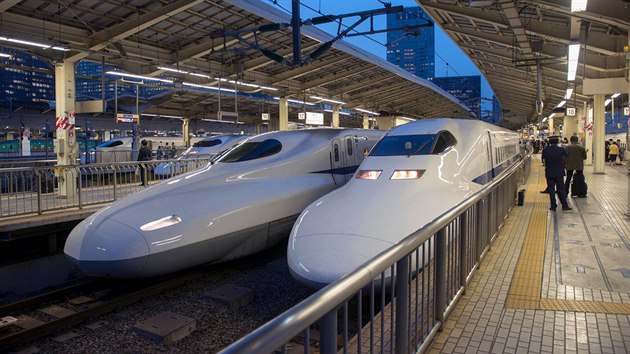 Vysokorychlostn vlaky inkanzen na ndra v Tokiu (duben 2013)