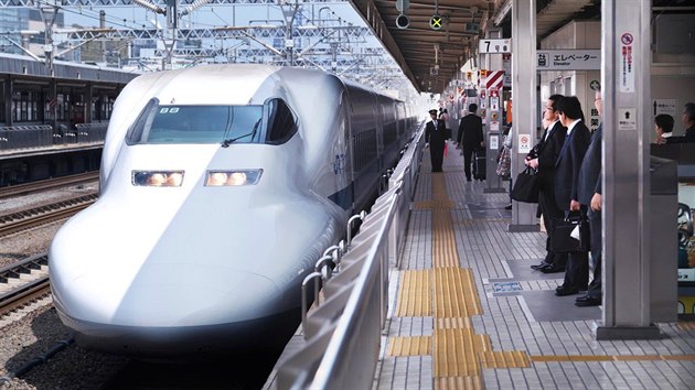 Vysokorychlostn vlak inkanzen JR-700 Nozomi na ndra v japonskm izuoce (ervenec 2017)