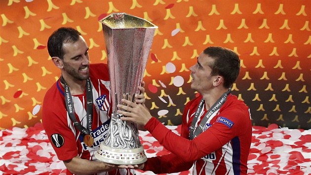 Diego Godn (vlevo) a Antoine Griezmann (vpravo) se zlatmi medailemi a trofej pro vtze Evropsk ligy.