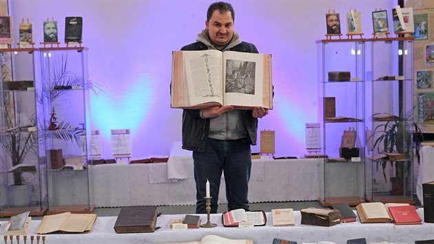 editel muzea Petr Hamrozi ukazuje sedmikilogramov expont, k vidn vak jsou zhruba tyi stovky bibl.