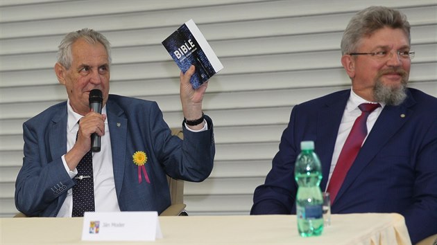 Prezident obdrel od jednoho ze zamstnanc Tineckch elezren jako drek vtisk Bible. (16. kvtna 2018)