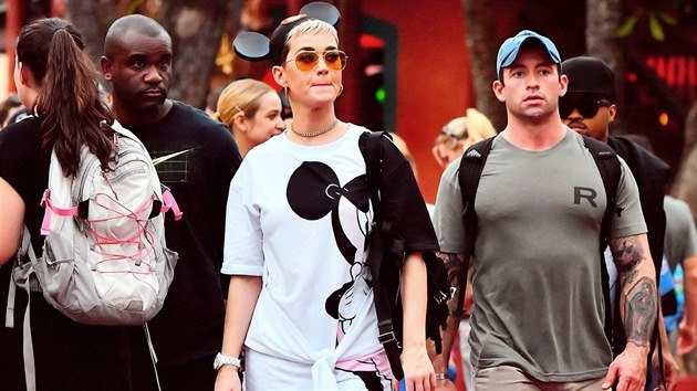 Od hlavy až k patě v Mickeyho podobizně. Tak se na návštěvu Disneylandu vyzbrojila zpěvačka Katy Perry .