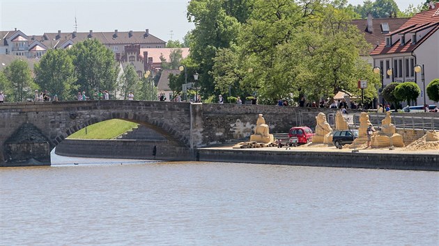 Sochai Ji Kapar (v ervenm trikui a Josef Faltus (v ed mikin) v ter dokonovali na nplavce Otavy v Psku sochy, kter maj spolen tma - Jak jsme v Psku vyhlaovali republiku.