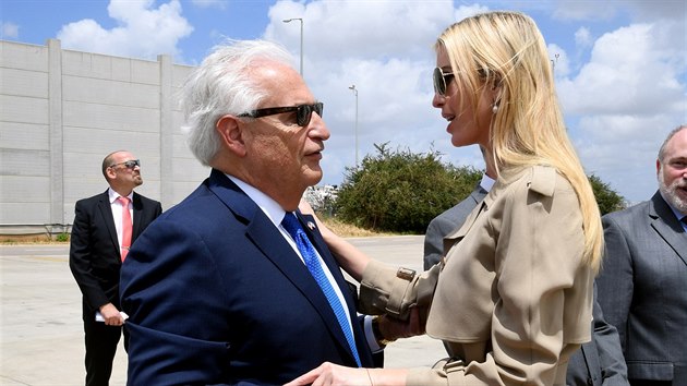 Do Izraele piletla i dcera americkho prezidenta Ivanka Trumpov. Na letiti se setkala s americkm velvyslancem v Izraeli Davidem Friedmanem. (13. kvten 2018)