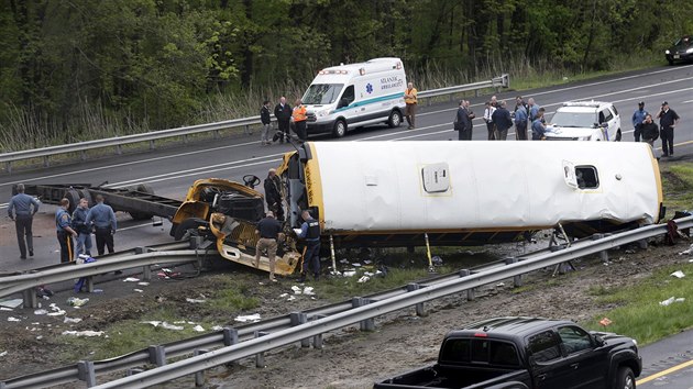 Nejmn dva mrtv a 45 zrannch si ve tvrtek vydala na dlnici v USA srka kolnho autobusu s nkladnm autem.  (17. kvten 2018)