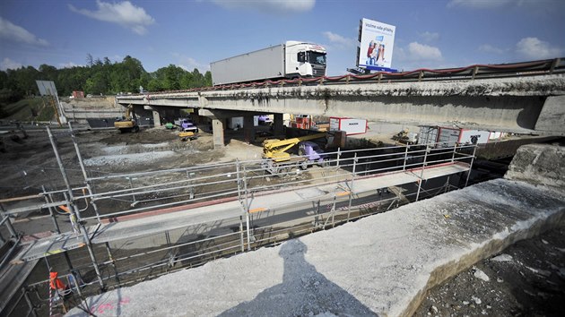 Přemostění ulice Romana Havelky nejprve deset let nesloužilo. A pak silničáři naznali, že je zralé na zbourání.