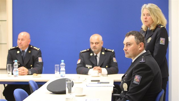 Policista Pavel Gottwald (sedc vpravo) zskal za zchranu mladho idie ocenn Gentleman silnic.