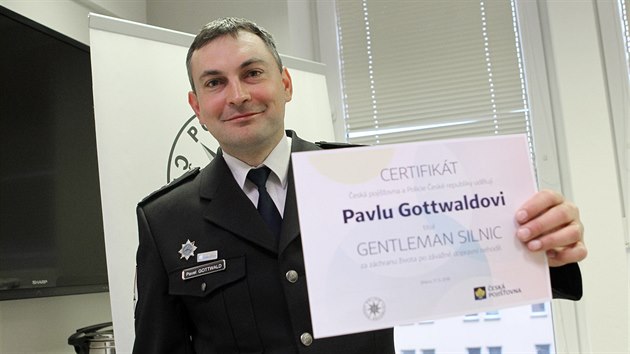 Policista Pavel Gottwald zskal za zchranu mladho idie ocenn Gentleman silnic.