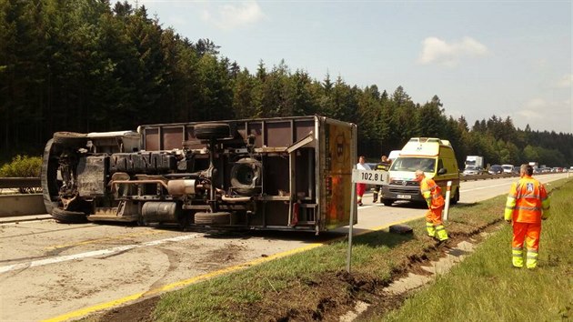 Pevrcen nkladn vozidlo zablokovalo v ptek v poledne dlnici D1 u Vtrnho Jenkova ve smru na Prahu.