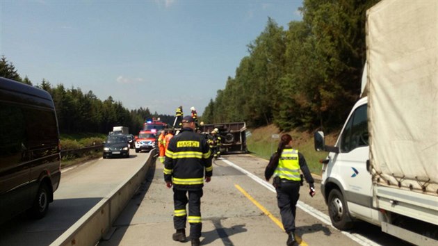 Pevrcen nkladn vozidlo zablokovalo v ptek v poledne dlnici D1 u Vtrnho Jenkova ve smru na Prahu.