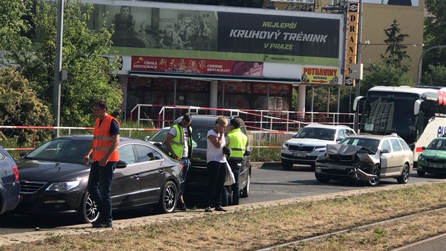 Nehoda pti aut omezila dopravu v Evropsk ulici v Praze (14.5.2018)