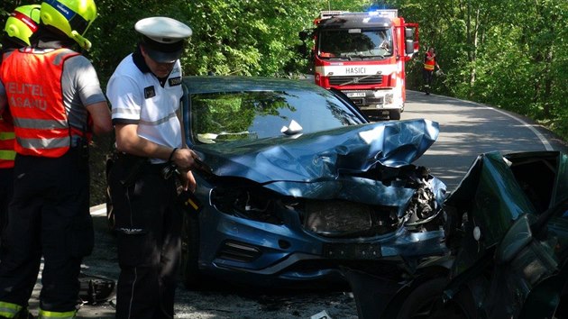 Pi dopravn nehod v ulici K Lesku se eln stetla dv osobn auta. Dva lid se zranili (14.5.2018)
