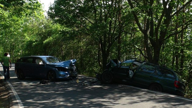 Pi dopravn nehod v ulici K Lesku se eln stetla dv osobn auta. Dva lid se zranili (14.5.2018)