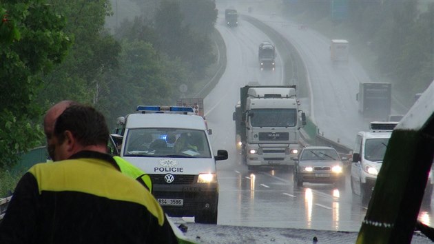 Na D7 nabouralo auto do sanitky, kter pijela k vozu na boku. idii aut utrpli stedn tk zrann, v sanitce se lehce zranili dva zchrani. (16.5.2018)