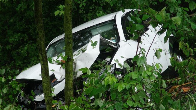 Na D7 nabouralo auto do sanitky, kter pijela k vozu na boku. idii aut utrpli stedn tk zrann, v sanitce se lehce zranili dva zchrani. (16.5.2018)