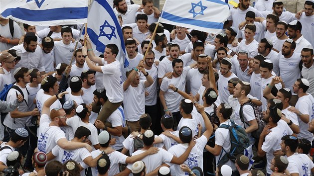 Destky tisc Izraelc pochodovaly v rmci oslav Dne Jeruzalma ulicemi tohoto msta. Akce se uskutenila pouh den ped chystanm pesthovnm americkho velvyslanectv z Tel Avivu do Jeruzalma. (13. kvtna 2018)