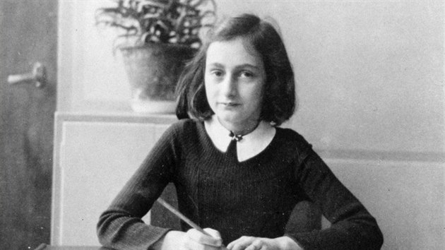 Anne Franková zaala deník psát ve 13 letech v úkrytu v Amsterdamu.