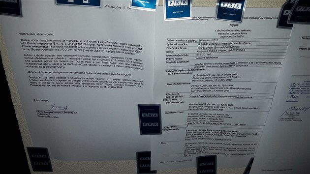 Dokument, kter se objevil na zdi vedle branky do sdla spolenosti CEFC Europe v Mal ulici v Praze. Informuje o dosazen krizovho managementu do spolenosti CEFC Europe.