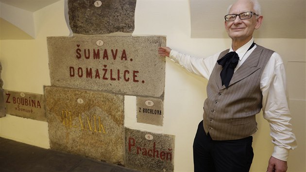 Nvtvnci Nrodnho divadla v Praze si o vkendu prohldli expozici zkladnch kamen v podzem divadeln budovy.