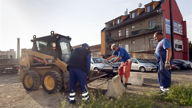 Prostjovsk radnice nechala odstranit st ztaras obklopujcch plochu v centru, kterou lid vyuvali k parkovn, v prosinci ji ale zabrala developersk firma Manthellan. S mstem se kvli tomu dostala do sporu, padla kvli tomu u i aloba.