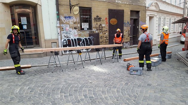 V olomouckm dom se v sobotu zbortil strop bytu kvli vze nahromadn vody, hasii museli na mst postavit provizorn oprnou konstrukci.