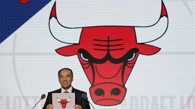 Mark Tatum, druh mu NBA, oznamuje, e Chicago Bulls bude v draftu volit jako sedm.