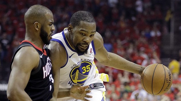 Kevin Durant (vpravo) z Golden State se tla pes Chrise Paula z Houstonu.