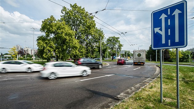 Kruhov objezd na Brnnsk ulici v Hradci Krlov.