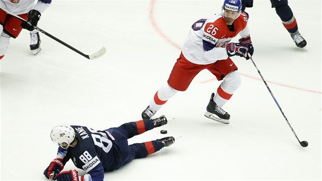 Americk hokejista Patrick Kane (v modrm) pad na led. Kolem projd ve tvrtfinle MS esk tonk Michal epk (slo 26).