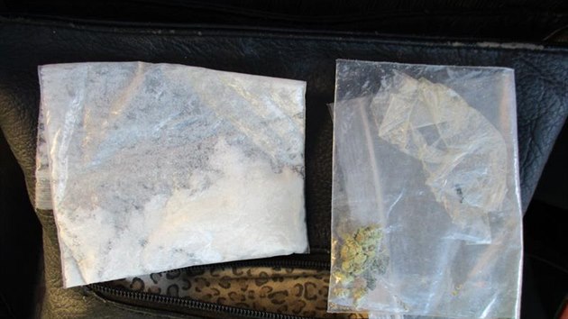 Celnci nali u eny v kabelce marihuanu i pervitin.
