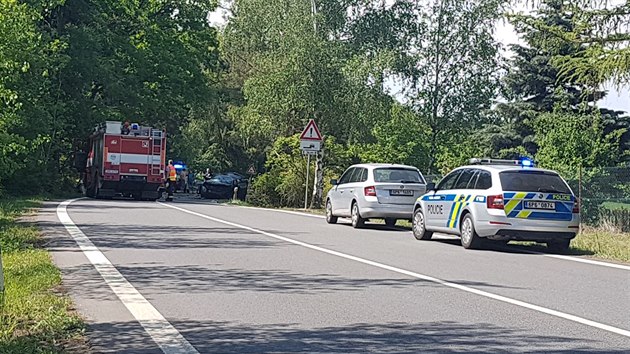 Pi dopravn nehod dvou osobnch vozidel na Plzesku u obce Lhty zemela ena. Ppad si pevzala Generln inspekce bezpenostnch sbor. Podle dosavadnch informac jedno z vozidel dil policista. (14. 5. 2018)