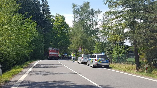 Pi dopravn nehod dvou osobnch vozidel na Plzesku u obce Lhty zemela ena. Ppad si pevzala Generln inspekce bezpenostnch sbor. Podle dosavadnch informac jedno z vozidel dil policista. (14. 5. 2018)