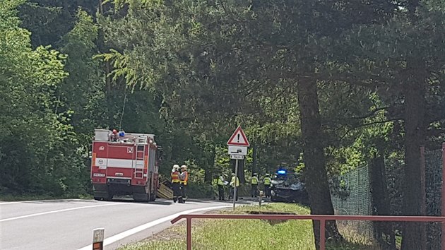 Pi elnm stetu dvou osobnch vozidel na Plzesku zemela idika fabie. Druh vozidlo dil policista mimo slubu. Ppad si pevzala Generln inspekce bezpenostnch sbor. (14. 5. 2018)