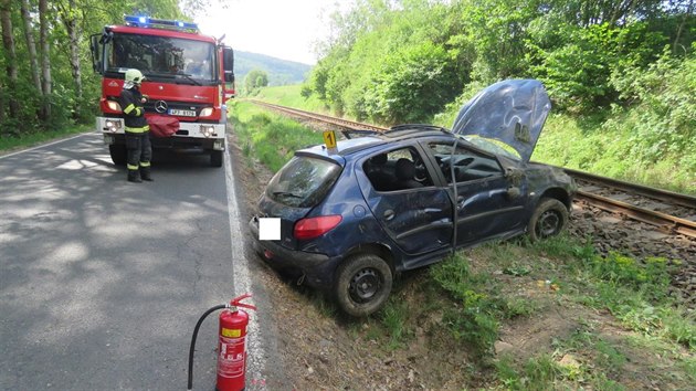 tyiadvacetilet idika peugeotu se pi vyhbn nkladnmu vozidlu petoila s autem pes stechu a sten skonila v kolejiti. Strojvedouc prv projdjcho vlaku stail vas zareagovat.