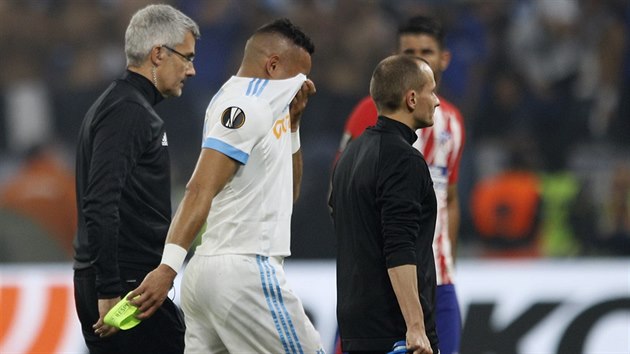 ODCHOD V SLZCH. Zrann kapitn Dimitri Payet z Marseille pedasn opout hit bhem finle Evropsk ligy proti Atltiku Madrid.