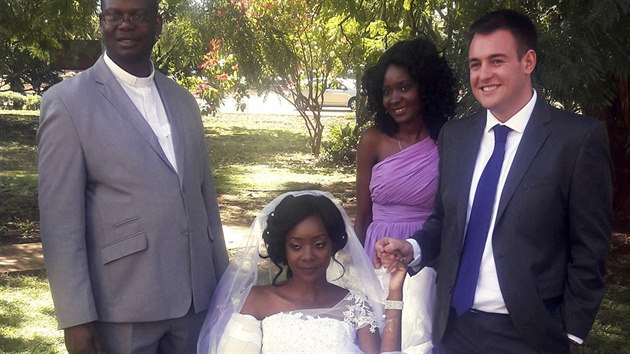 Nevsta Zanele Ndlovuov a enich Jamie Fox se dr za ruce v den svatby (Bulawayo, 5. kvtna 2018).