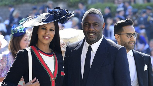 Herec Idris Elba a jeho snoubenka Sabrina Dhowreov na svatb prince Harryho a  Meghan Markle (Windsor, 19. kvtna 2018)