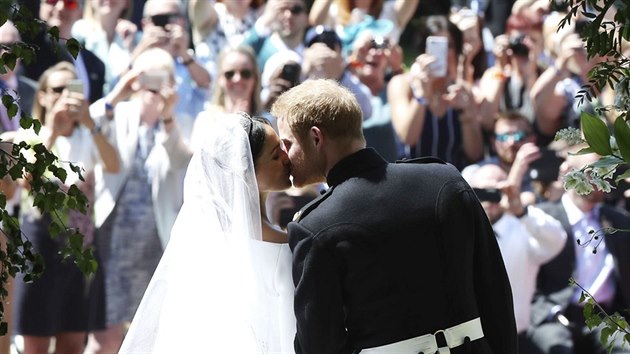 Manželský polibek prince Harryho a Meghan Markle (Windsor, 19. května 2018)