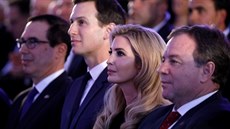 Ivanka Trumpová a její mu Jared Kushner (druhý zleva) na slavnostním...