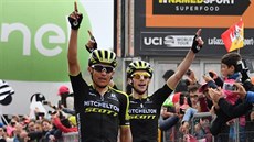 Esteban Chaves (vlevo) a Simon Yates v cíli šesté etapy Gira. Esteban Chaves (vlevo) a Simon Yates v cíli šesté etapy Gira.