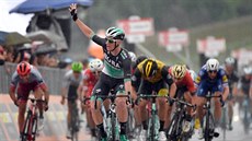 Irský cyklista Sam Bennett projíždí cílem dvanácté etapy Gira. Irský cyklista Sam Bennett projíždí cílem dvanácté etapy Gira.