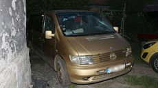 Vandal ze msty ničil auta sousedovi svých známých. Vandal ze msty ničil auta sousedovi svých známých.