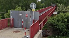 Uzavřená pěší lávka do chebské čtvrti Háje. Uzavřená pěší lávka do chebské čtvrti Háje.