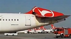 Poškozený Airbus A321 tureckých aerolinií po kolizi s jiným letadlem na letišti... Poškozený Airbus A321 tureckých aerolinií po kolizi s jiným letadlem na letišti...