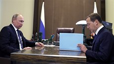 Ruský prezident Vladimir Putin (vlevo) se sešel s premiérem Dmitrijem... Ruský prezident Vladimir Putin (vlevo) se sešel s premiérem Dmitrijem...