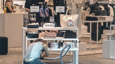 Poslední přípravy probíhaly včera před dnešním otevřením pro zákazníky i přímo... Poslední přípravy probíhaly včera před dnešním otevřením pro zákazníky i přímo...