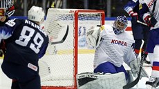 Americký útočník Cam Atkinson posílá gólový pozdrav do branky Korejců. Americký útočník Cam Atkinson posílá gólový pozdrav do branky Korejců.